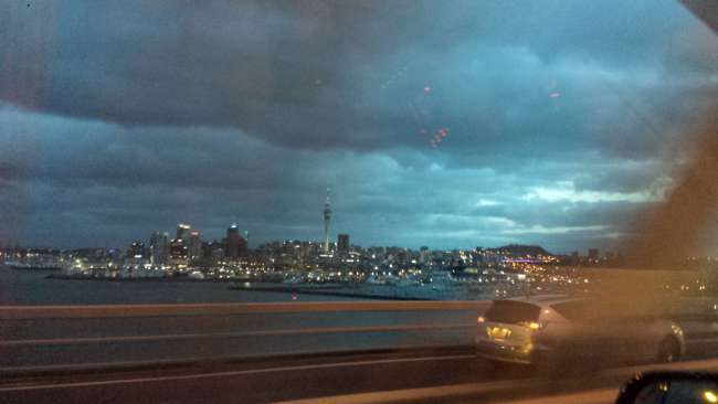 Abendliche Fahrt an Auckland vorbei