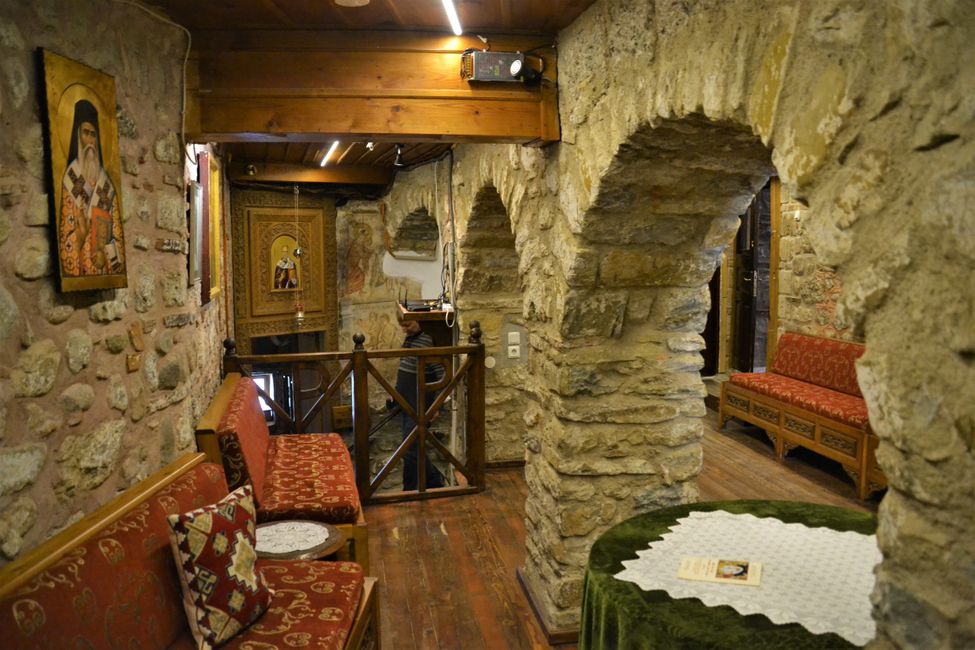Der Aufenthaltsraum / Flur im sehr kleinen Kloster Agios Nikólaos. 