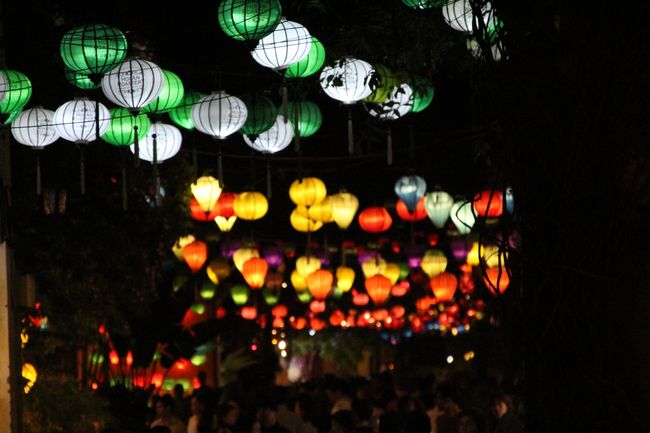 In der Nacht: Lampions, die über der Straße aufgehängt wurden und leuchten