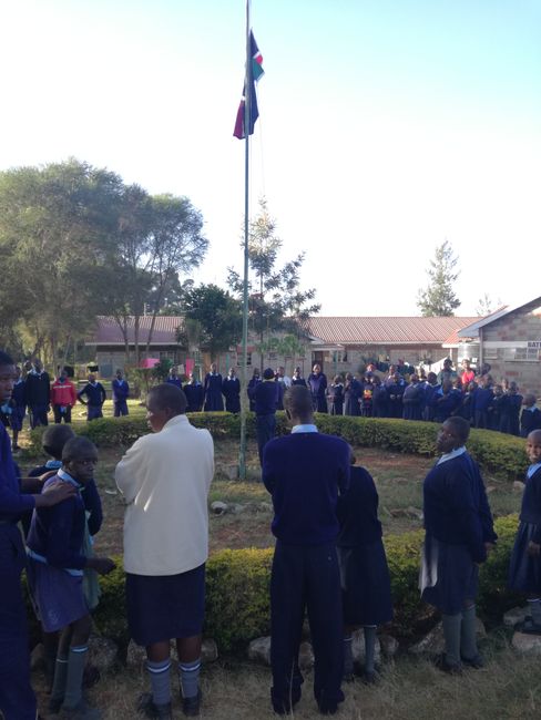 Jeden Freitag wird morgens gemeinsam die kenianische Flagge gehisst und Nachmittags...