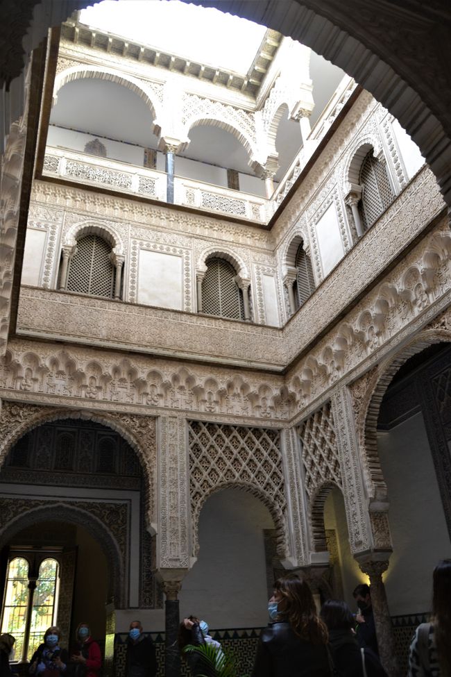 Diese mehrstöckigen Innenhöfe sind typisch für die christliche Architektur, die gab es bspw. in der Alhambra nicht. 