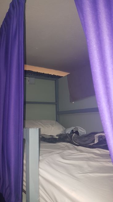 Und dann noch kurz, wie ich eigentlich nächtige. Das war in Chiang Rai in einem 8-Bett-Zimmer. Durch die Vorhänge durchaus erträglich in einem solchen Schlafsaal.