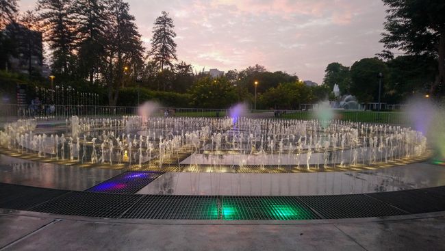 Dieser Park bietet unglaublich viele Fontäne und Wasserspiele. 