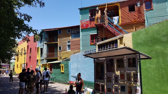 Die farbigen Wellblechhäuser in La Boca