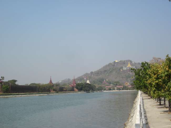 Mandalay Palace (l.r.) and Mandalay Hill (h.m.)
