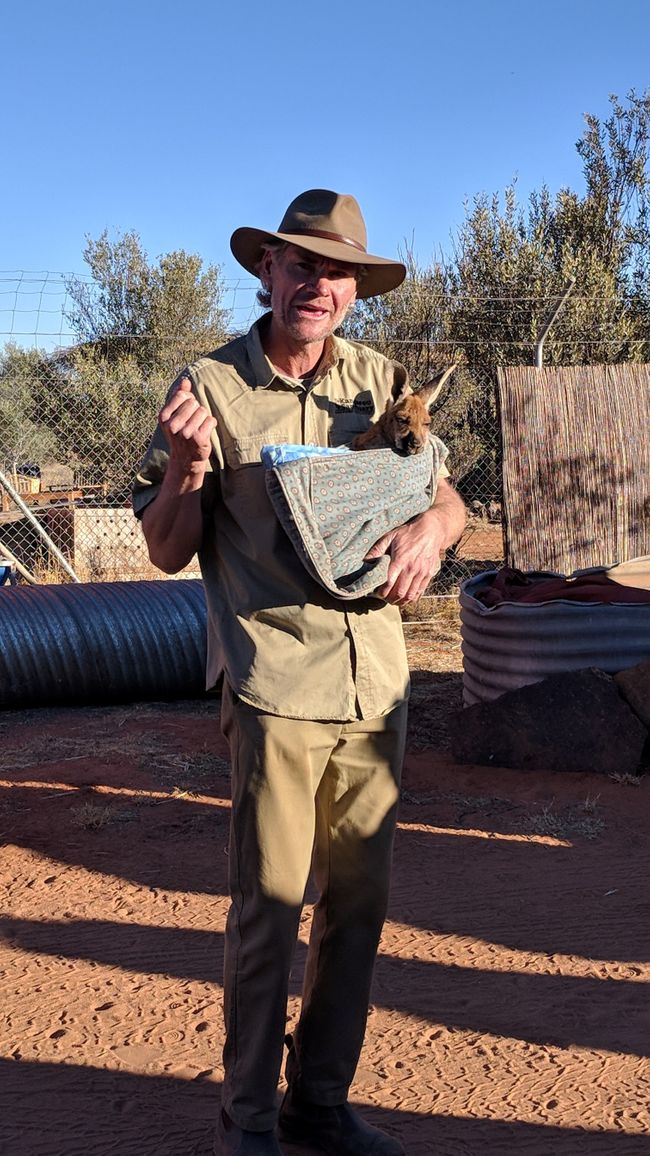 Chris Barnes mit Baby Känguru