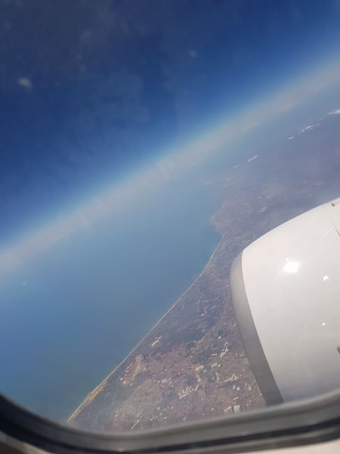 Blick auf dem Flugzeug auf die Südküste Portugals