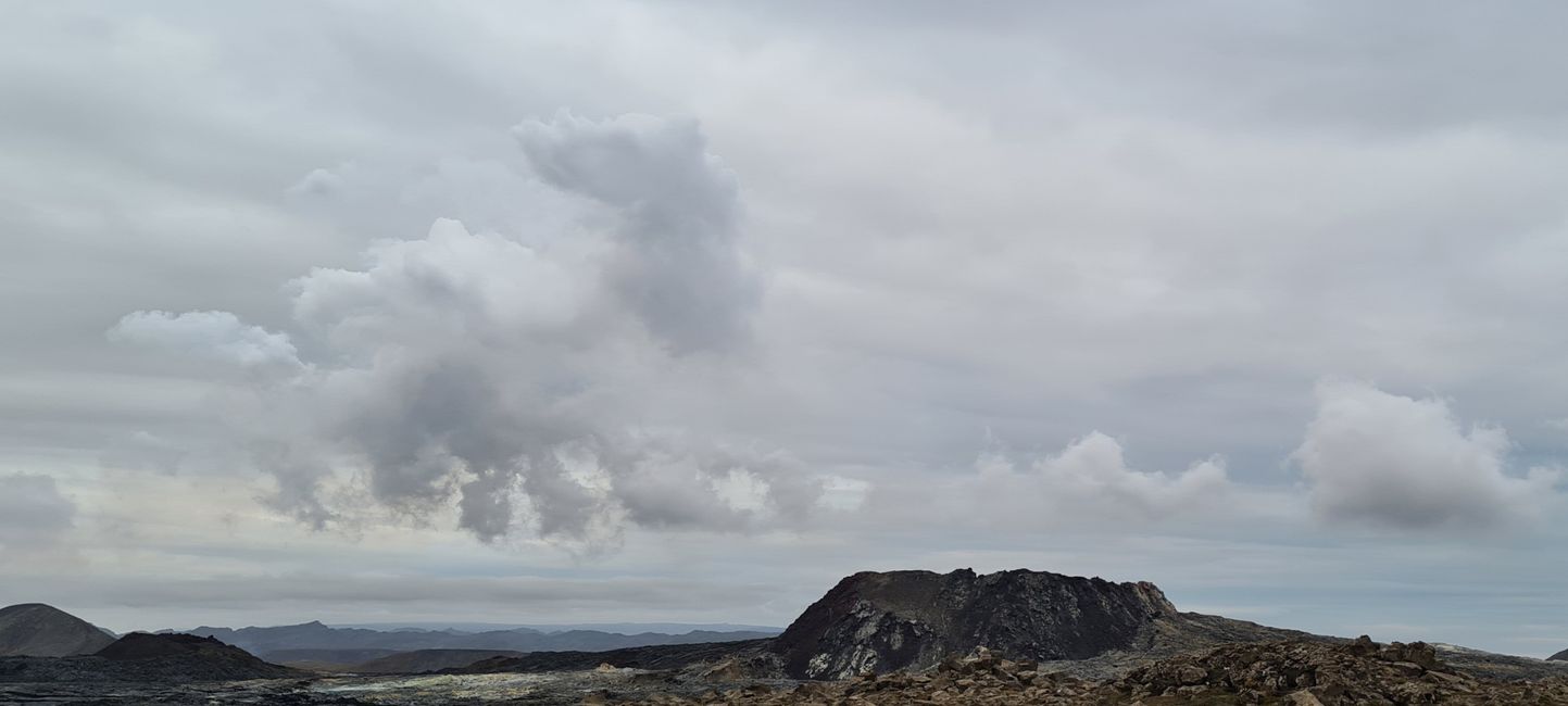 Oblak pare (konj?) se premika iz novega vulkanskega kraterja v lanski krater
