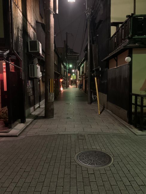 Eine Gasse in Gion - dem historischen Viertel von Kyoto