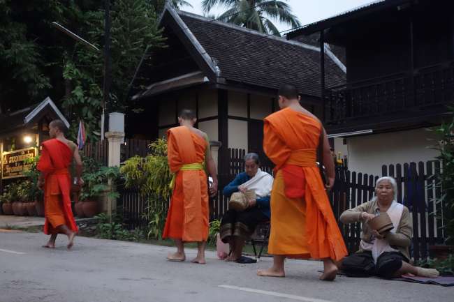 Morgendliche Almosen für die Mönche