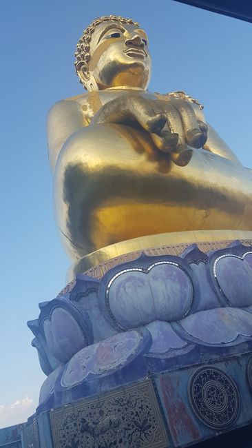 Direkt am Wasser steht dieser Buddha.
