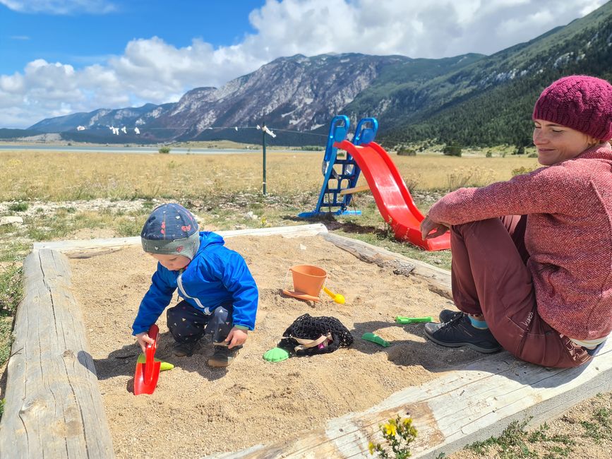 Karl bekam auch seine Spielzeit. Der Campingplatz besitzer brachte auch noch eine Menge frisches Gemüse aus seinem Garten und verschenkte an seine Gäste.