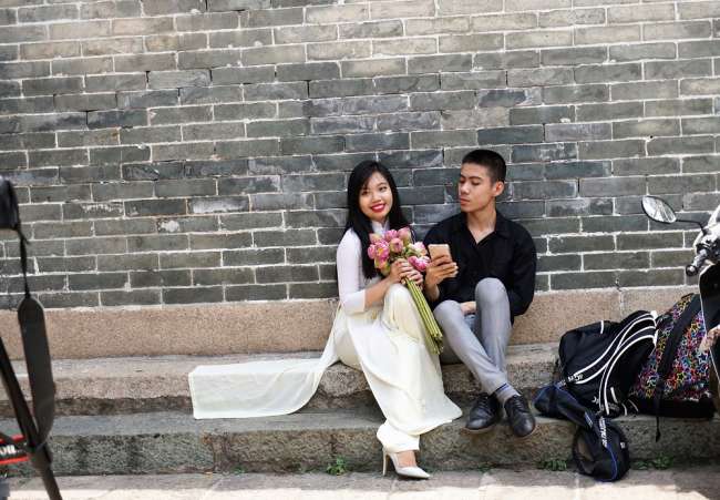 Ein junges Paar vor einem Tempel