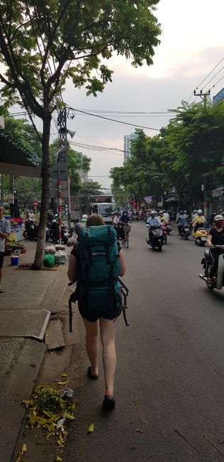 Nachdem wir mit dem Bus von Da Nang nach Hoi An gefahren sind, hatte Thea vorgeschlagen die "kurze Strecke" von 1,6 km zu Fuß zu absolvieren. Nachdem aber die Lust ab- und der Schweißfluss zugenommen hatte rief Clem für den Rest des weges ein Taxi herbei.... =) Rucksäcke können ganz schön schwer sein....
