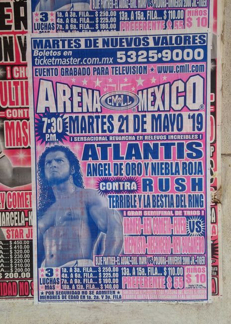 Das Spektakel wird schon früh angekündigt. Wrestling ist sehr populär in Mexiko. Und die Massen strömen mit Masken ihrer Helden in die Arenen. 