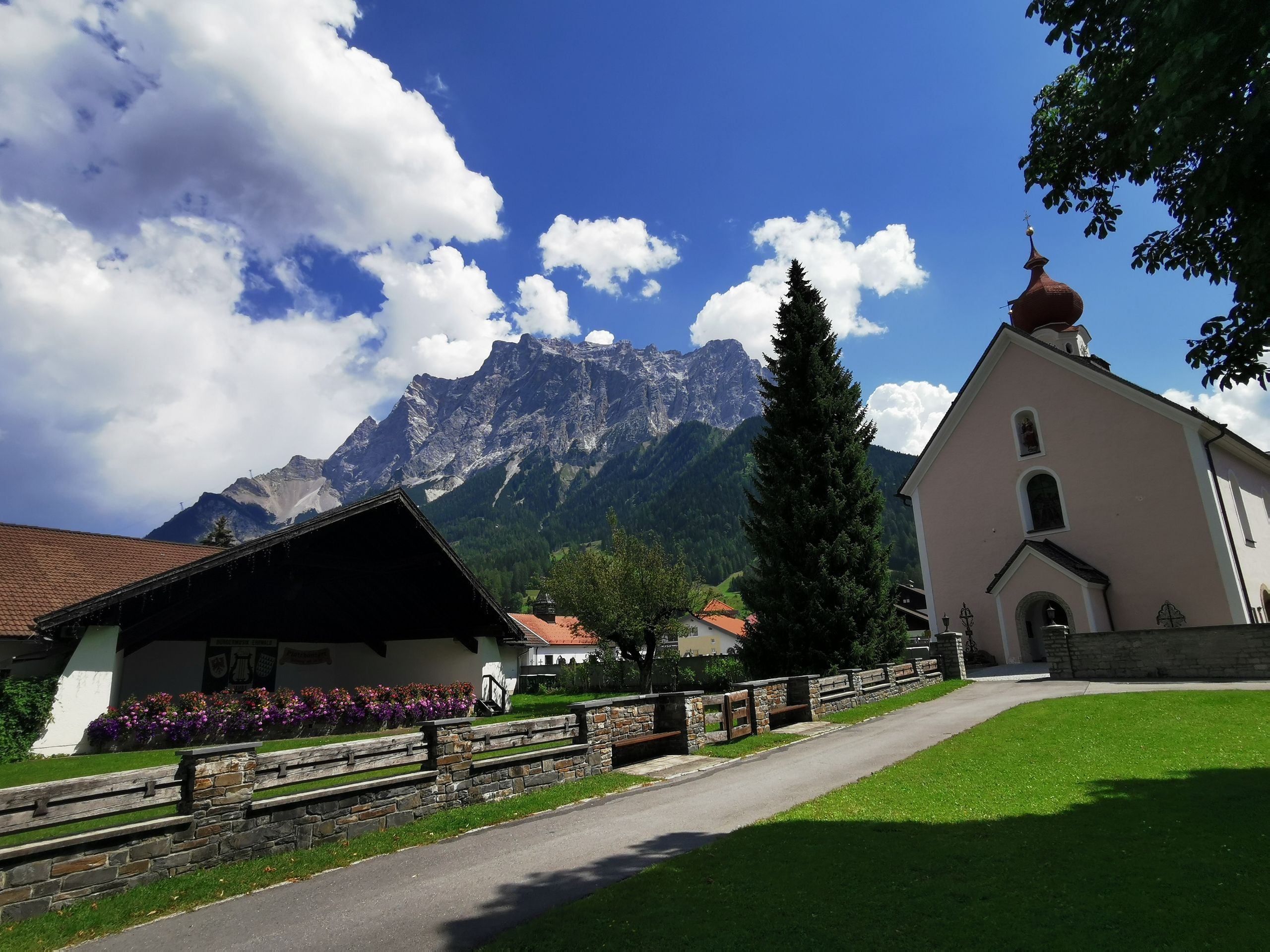 Kirche in Ehrwald mit Blick auf die Zugspitze