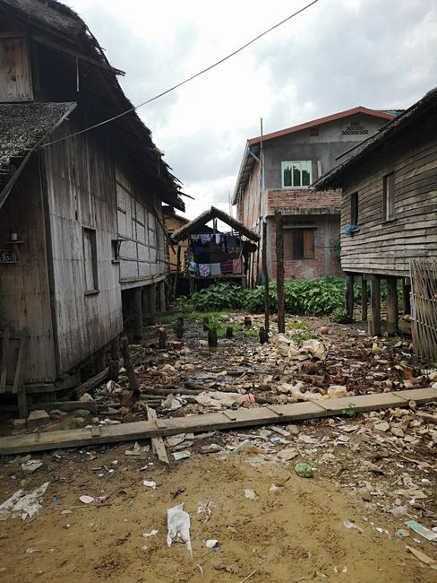 Kleines Dorf mit Stelzenhäusern und jeder Menge Müll
