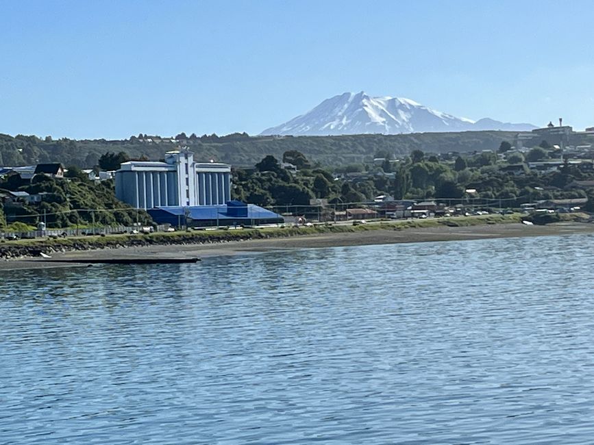 Puerto Montt mit dem Vulkan Calbuco im Hintergrund