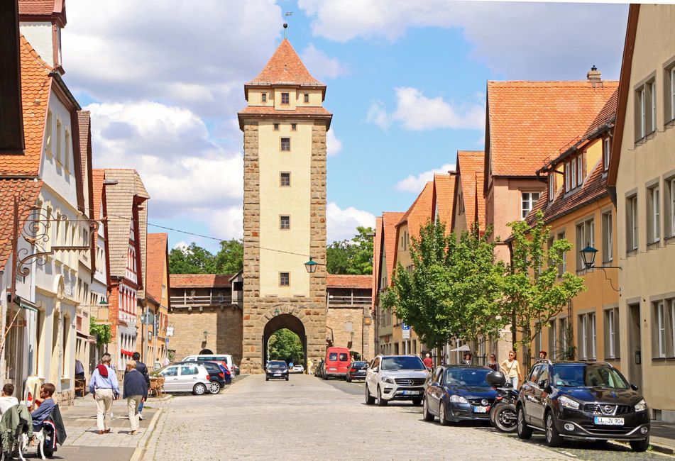 Das Würzburger Tor durch die Galgengasse betrachtet.
