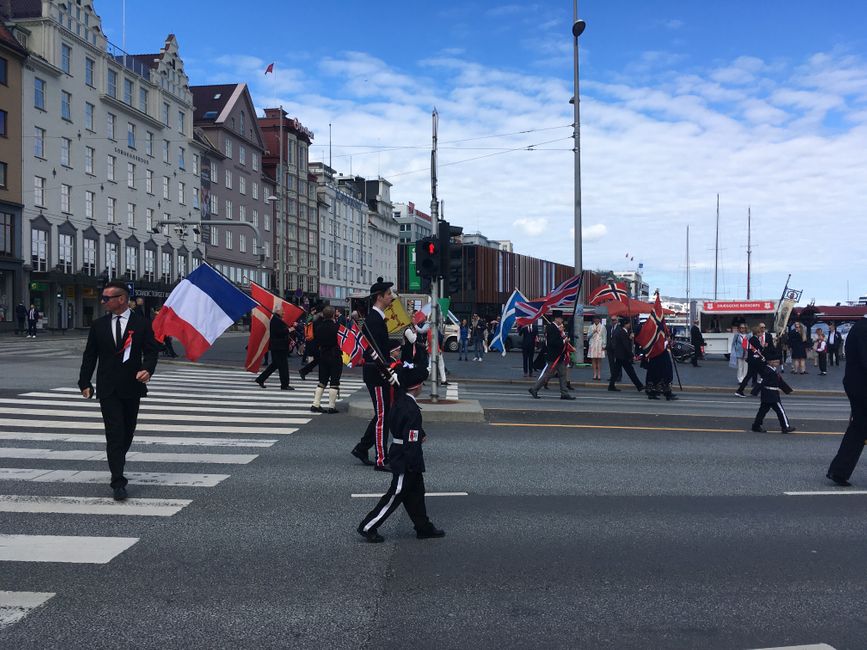 Hier sieht man einen Teil der Flaggenparade. Gründe für die Wahl der Flaggen blieben uns verborgen. Die Deutsche war aber nicht dabei.