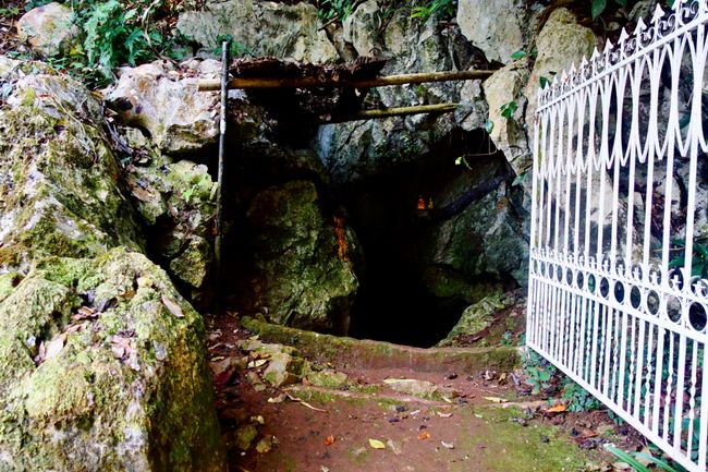 Kuang Si Wasserfall - Cave