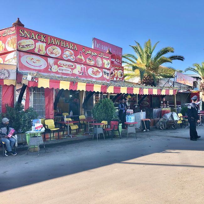 Ein typisches marokkanisches Cafe auf dem Weg nach Meknes.