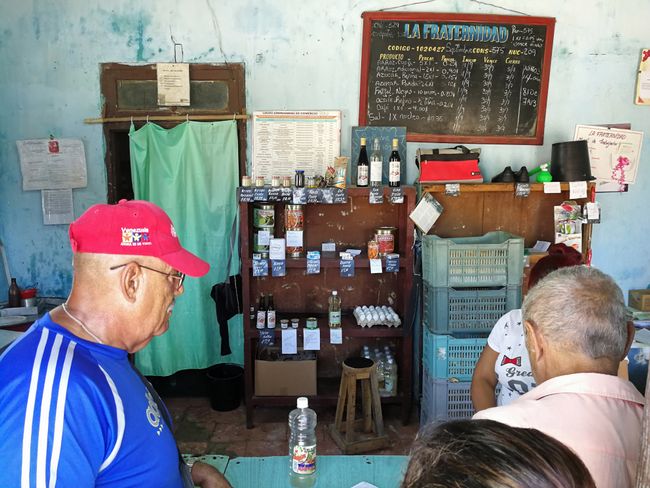 Improvisieren müssen die Kubaner auch bei der täglichen Nahrungsmittelsuche, denn die Regale sind häufig leer.