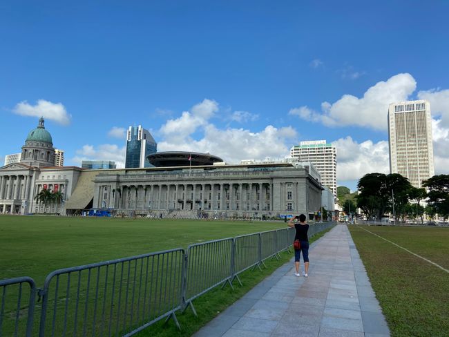 Unsere erste Runde: Blick zurück zum Hotel, zum Parlament (UFO) und zur National Gallery Singapore