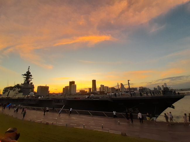 Sonnenuntergang hinter dem Marine-Schiff und Skyline