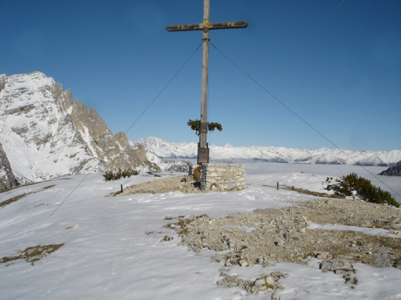 The summit cross of Strudelkopf in winter