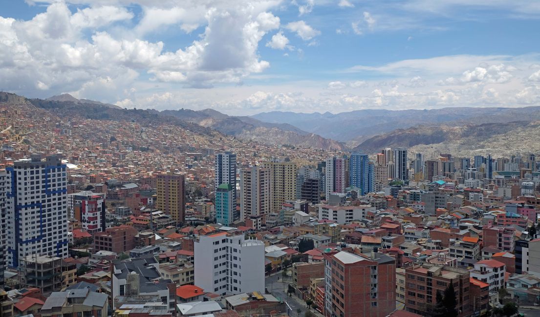 Zum Abschluss unserer Bolivien-Reise besuchen wir die beeindruckende Stadt La Paz, die in einem kreisförmigen Talkessel liegt.
