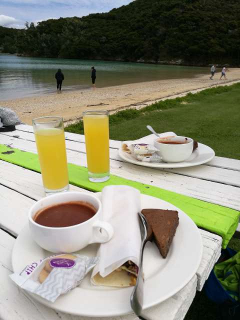 Lunchbreake in Otehei Bay