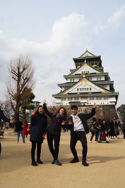 Nana, Taka und ich vor der Osaka Burg 
