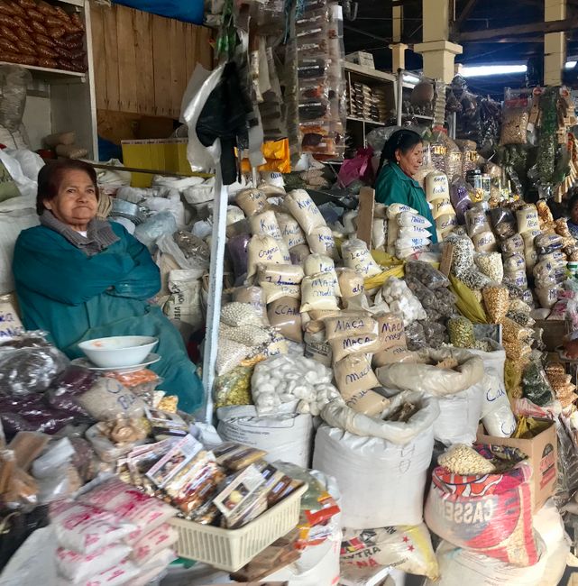 1.Tag in Cusco (Machu Picchu)... Wir sind heute mit dem Nachtbus über die Anden heil in Cusco angekommen! Da muss man nach Peru um mit dem best ausgestatteten Reisebus „ever“ zu fahren! Das war ein Erlebnis...👍Und wer mal seine Nase mit verschiedensten Düften strapazieren möchte, dem empfehlen wir die Markthalle „SanPedro“!Da ist für jeden was dabei😂😂🙈🦅🐍🦂🐥🐢🐸🐰🦟🐟🦇🐌🐷🐽🐔🐏🐂🐿🐓🐁