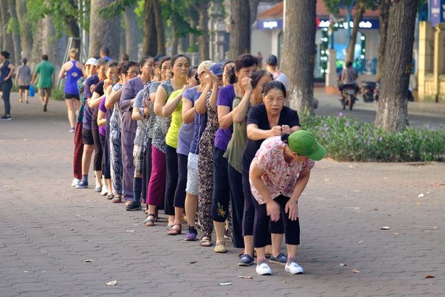 In addition to food and drinks, you can also find exercise and massage groups on the sidewalks