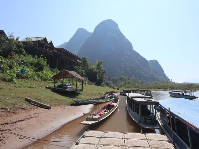 Augšup straumi uz Muang Khua ar laivu (Pasaules tūres 84. diena)