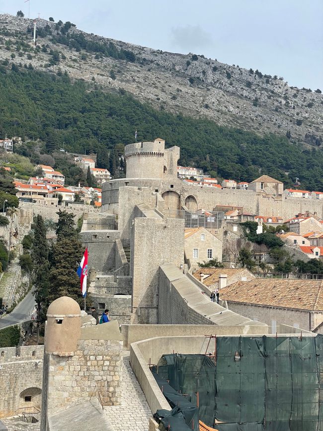 Blick entlang der Stadtmauer auf einen der Festungstürme
