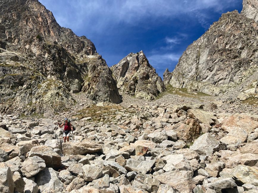 Der Abstieg vom Pass hatte es in sich: steile Geröllhalde über 400 Höhenmeter (T4).