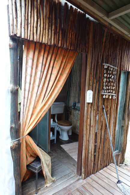 Die Toilette befindet sich draussen in einem kleinen Holzhaus