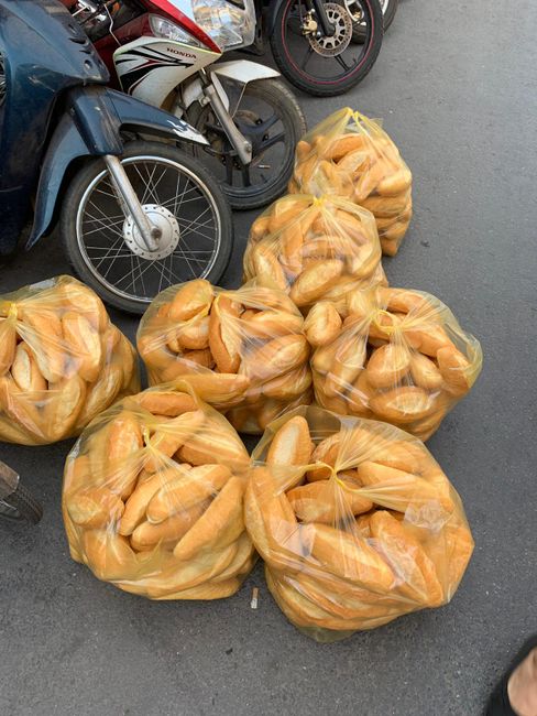 Brotverkauf mitten auf der Straße in Hanoi. So gehts auch!
