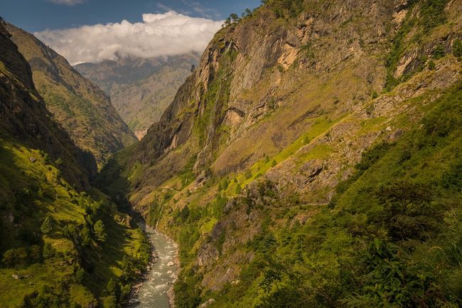 Durch die tiefe Schlucht des Buri-Gandaki geht es einige Tage in Richtung Tsum-Tal.
