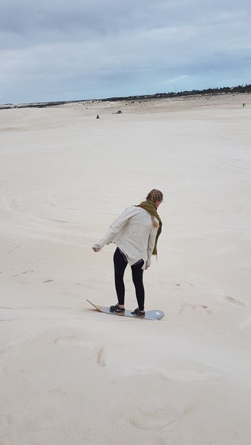 Serina beim Sandboarden. 
