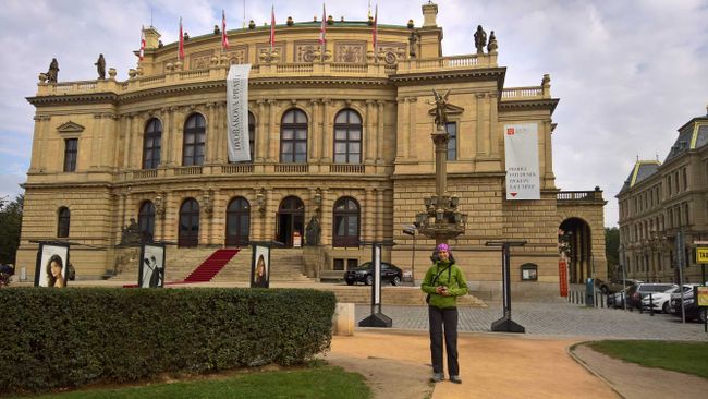 Steffi in front of the opera