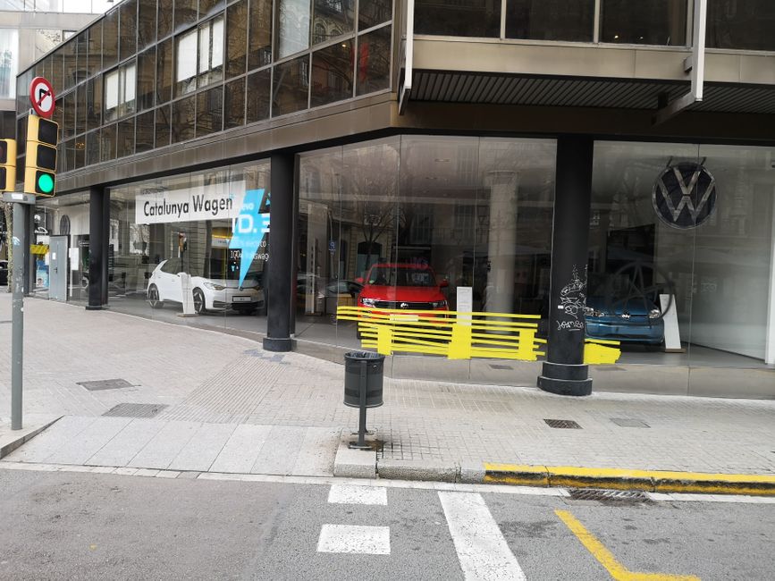 Wenn VW hier einen Laden aufmacht, heißt der einfach "Catalunya Wagen". Wie an dem Anarcho-A und den beschädigten Fenstern zu sehen ist, kann das die Einheimischen nur bedingt besänftigen