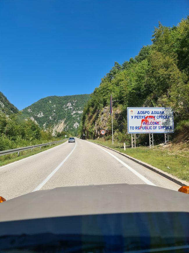 Die Republik Srpska begrüßte uns wie gewohnt mit einem großen Schild.