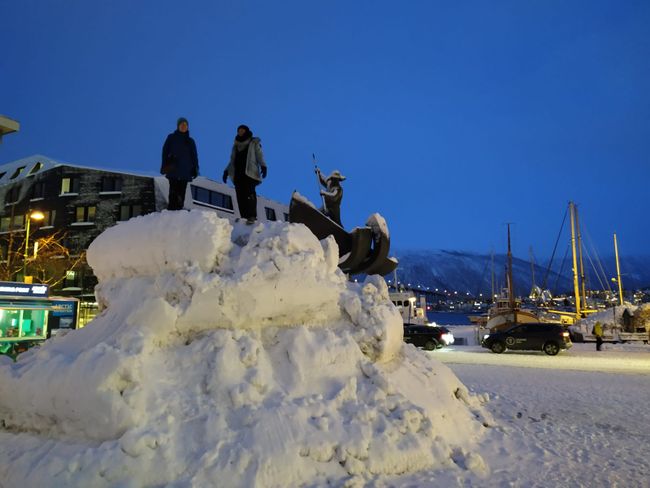 Ein Schneehaufen, der bestiegen werden musste, im Hintergrund eine Statue