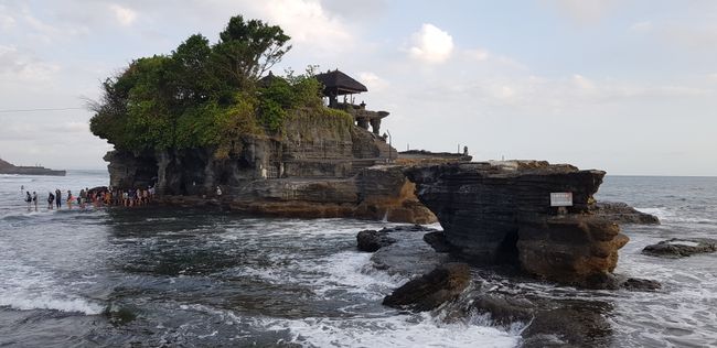 Der Tanah Lot Tempel liegt auf einem Felsen mitten im Meer und ist nur bei Ebbe zu erreichen, ...