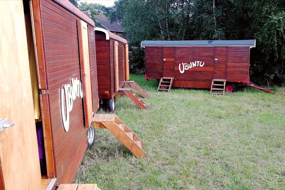 The wagon camp of the Ubuntu Youth Circus 🤸🏼‍♀️🎪🤹🏽‍♂️