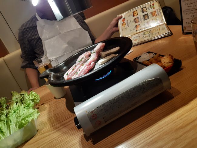 Korean BBQ - gekocht wird am Tisch 😀 (und das riesige Papierlätzchen wegen der Fettspritzer 😆) 