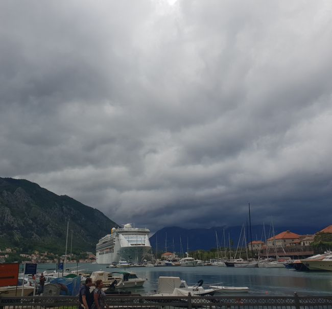 Überfülltes Kotor and beeindruckende Landschaft Montenegros